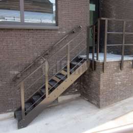 Straight aluminium staircase and wall mounted handrail